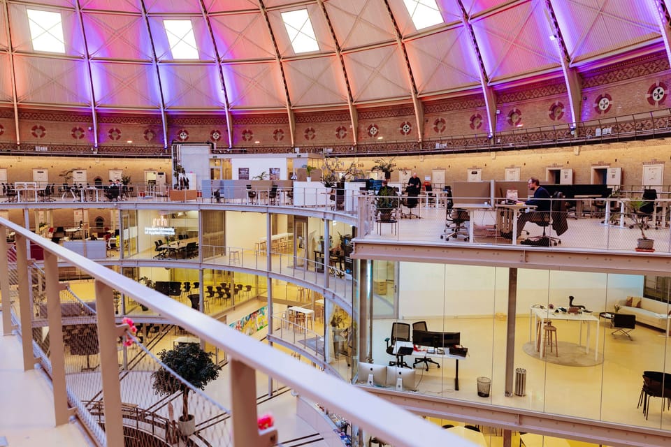 Cupola XS, overzicht van de galerijen en vergaderruimtes
