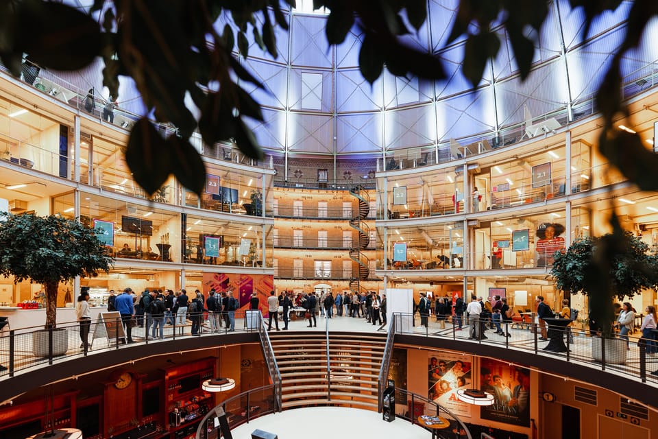 Cupola XS, atrium van De Koepel met groen, van bovenaf